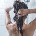 On se lave mal les cheveux : toutes les erreurs à corriger sous la douche