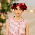Chanel sacre le grand retour de la couronne de fleurs