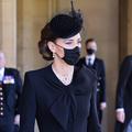 Funérailles du prince Philip : sublime Kate Middleton en noir, les perles de la reine autour du cou