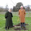 Elizabeth II et le prince Charles invitent à "planter un arbre" pour le jubilé (avec un humour très british)