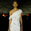 Les déesses de la collection croisière Dior 2022 défilent dans l’immense stade panathénaïque d'Athènes