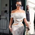 Robe en dentelle transparente : la tenue de Kim Kardashian pour visiter le Vatican