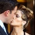 Pour ses 52 ans, Jennifer Lopez partage un cliché de son baiser avec Ben Affleck à Saint-Tropez