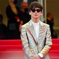En smoking or et argent, Timothée Chalamet saisit le tapis rouge de Cannes
