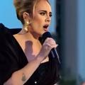 Adele, absolue diva en robe noire à manches ballons, chante sur les hauteurs de Hollywood