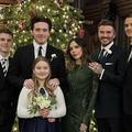 Mais que fait David Beckham sur la pointe des pieds sur la traditionnelle photo de famille de Noël?