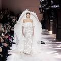 Kaia Gerber, somptueuse dans une robe de mariée grandiose au défilé Givenchy