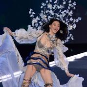 Un mannequin chute au défilé Victoria's Secret 2017