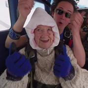 À 102 ans, une Australienne saute en parachute et décroche un record du monde