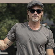 Un nouveau tatouage sur le biceps de Brad Pitt interroge à Venise