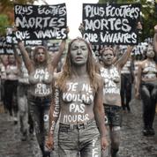 Pour dénoncer les féminicides, les Femen se griment en zombies