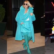 Céline Dion défie l'hiver avec un défilé de manteaux hauts en couleur