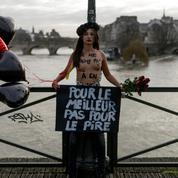 À Paris, des Femen s'enchaînent sur un pont pour dénoncer les féminicides