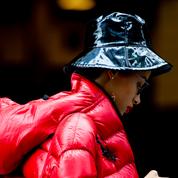 Street style : la leçon des New-Yorkaises pour protéger leurs cheveux du vent et du froid
