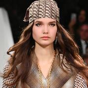 Fashion Week Paris : de Charlotte Casiraghi au défilé Dior, pourquoi on va toutes désirer le foulard en soie