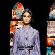 Le bandeau turban, l'accessoire bohème chic du défilé Dior printemps-été 2021