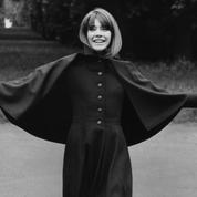 La cape de Françoise Hardy, une robe de Catherine Deneuve... 500 pièces Yves Saint Laurent mises aux enchères