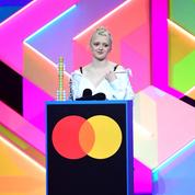 Maisie Williams et ses sourcils décolorés : l'apparition lunaire aux Brit Awards
