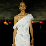 Les déesses de la collection croisière Dior 2022 défilent dans l'immense stade panathénaïque d'Athènes