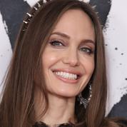 En images, Angelina Jolie pousse la tête de Salma Hayek dans son gâteau d'anniversaire