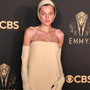 Emma Corrin, un chaperon jaune et ses griffes noires aux Emmy Awards 2021