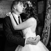 Les photos du mariage de Pete Doherty avec Katia de Vidas, costume noir et robe blanche