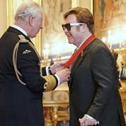 Elton John a reçu un titre honorifique des mains du prince Charles
