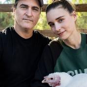 En photo avec une dinde dans les bras, Rooney Mara et Joaquin Phoenix appellent à les adopter plutôt que de les manger