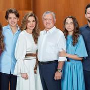 La carte de voeux de Rania de Jordanie, une photo entourée de son époux et de leurs quatre enfants