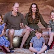 Kate, William et leurs trois enfants en bermudas et baskets : la carte de Noël 