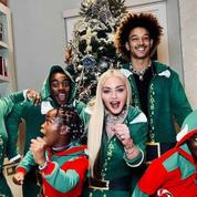 Déguisés en elfes, Madonna, ses enfants, son compagnon, et le chien décorent leur sapin de Noël