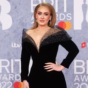 Adele triomphe aux Brit Awards en robe noire sculpturale et un mystérieux diamant au doigt