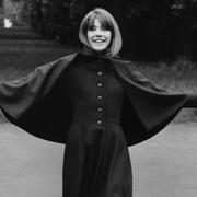 La cape de Françoise Hardy, une robe de Catherine Deneuve... 500 pièces Yves Saint Laurent mises aux enchères