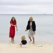 En photos, Jill Biden et Carrie Symonds s'offrent une sortie à la plage avec le bébé des Johnson