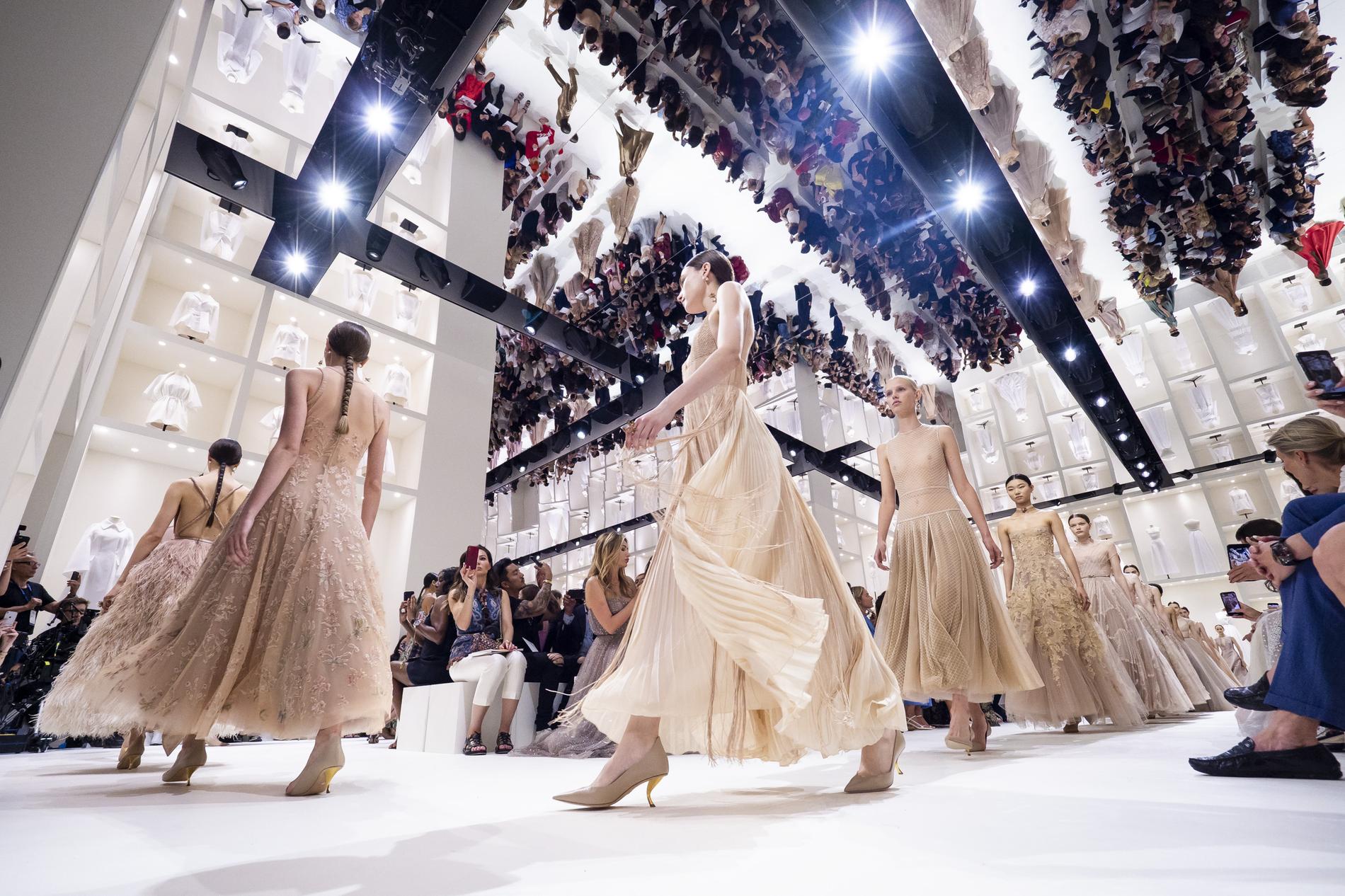 Dior atelier. Диор 2022 Haute Couture. Atelier Haute Couture Dior. Диор от Кутюр осень 2018. Dior Fall 2022.