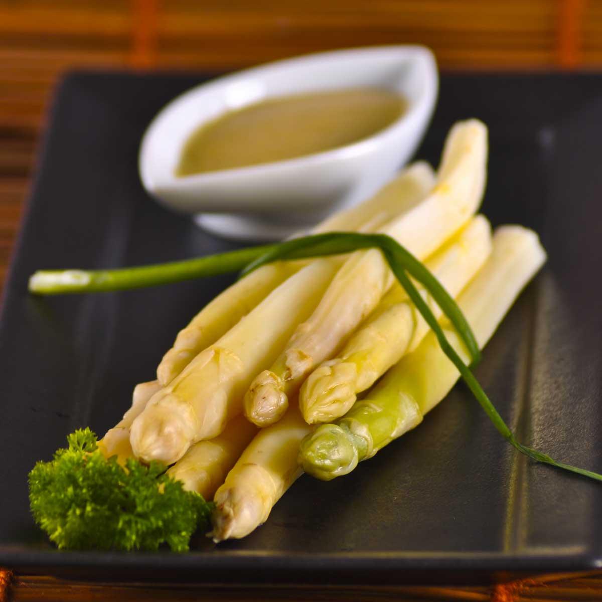 Recette asperges chaudes à la vinaigrette - Cuisine / Madame Figaro