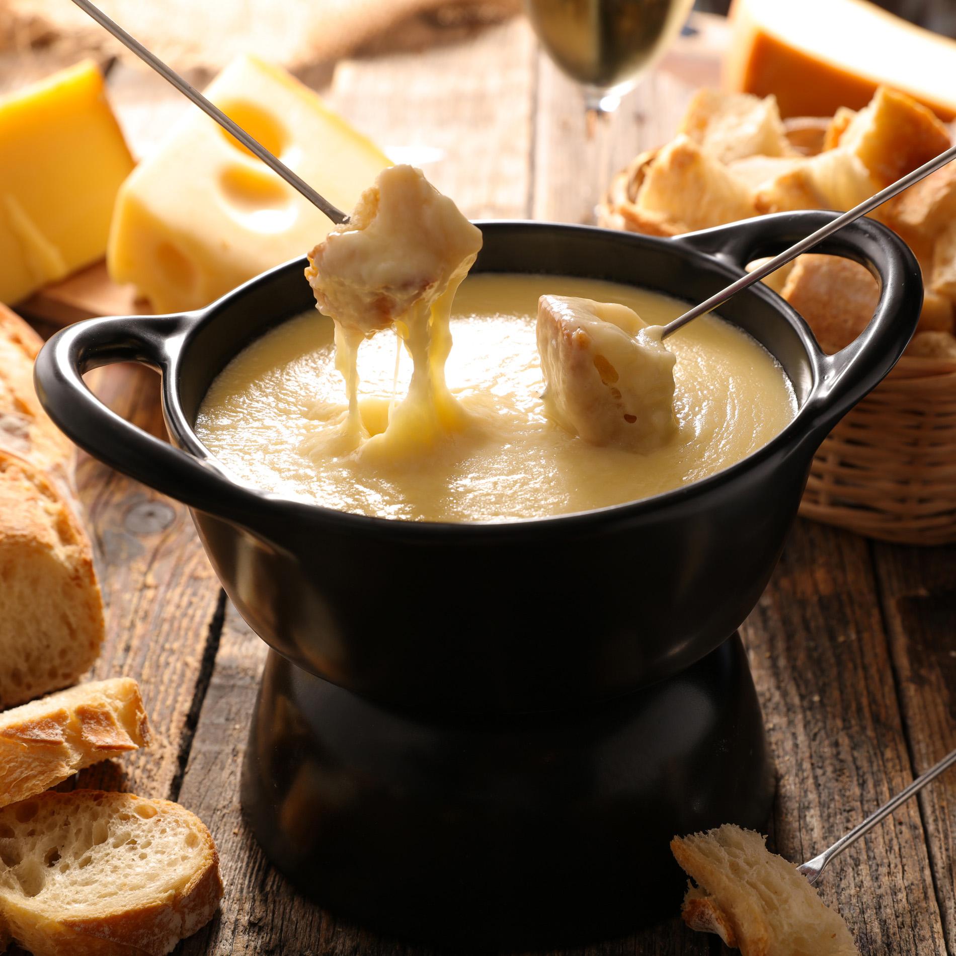 Recette fondue au gruyère et au vacherin - Cuisine / Madame Figaro