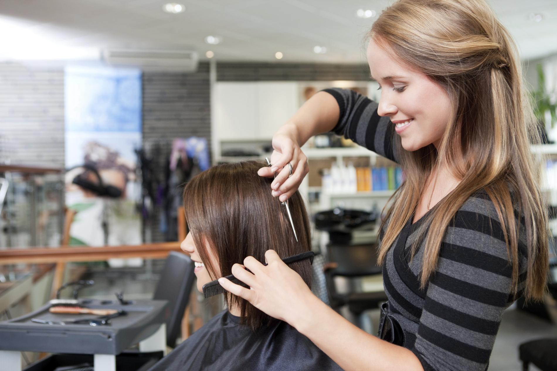 Couper Et Coiffer Les Cheveux D Un Proche Comment Faire Madame Figaro