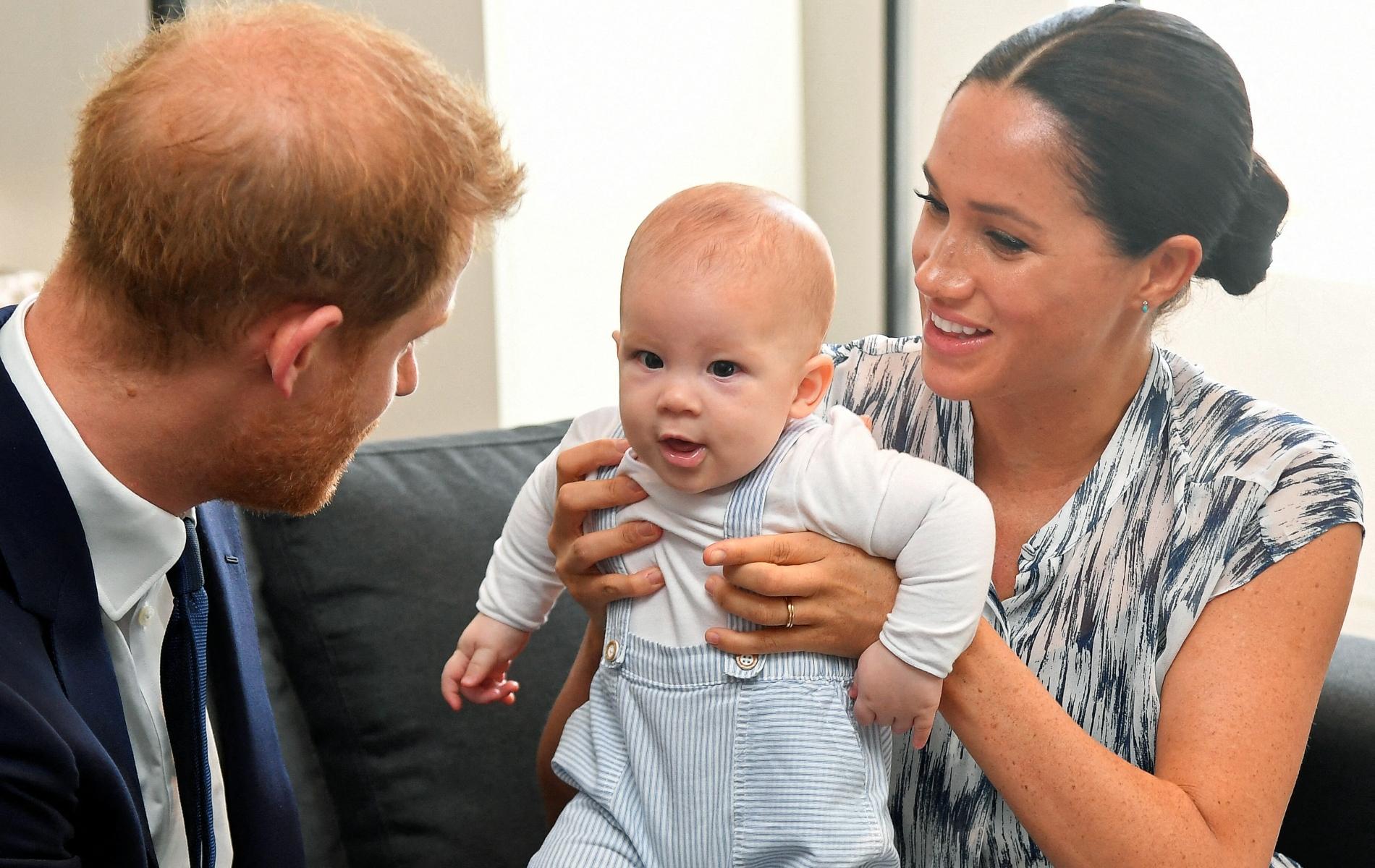 Meghan Et Harry Quel Membre De La Famille Royale A Ose S Inquieter De La Peau Foncee De Leur Fils Archie Madame Figaro