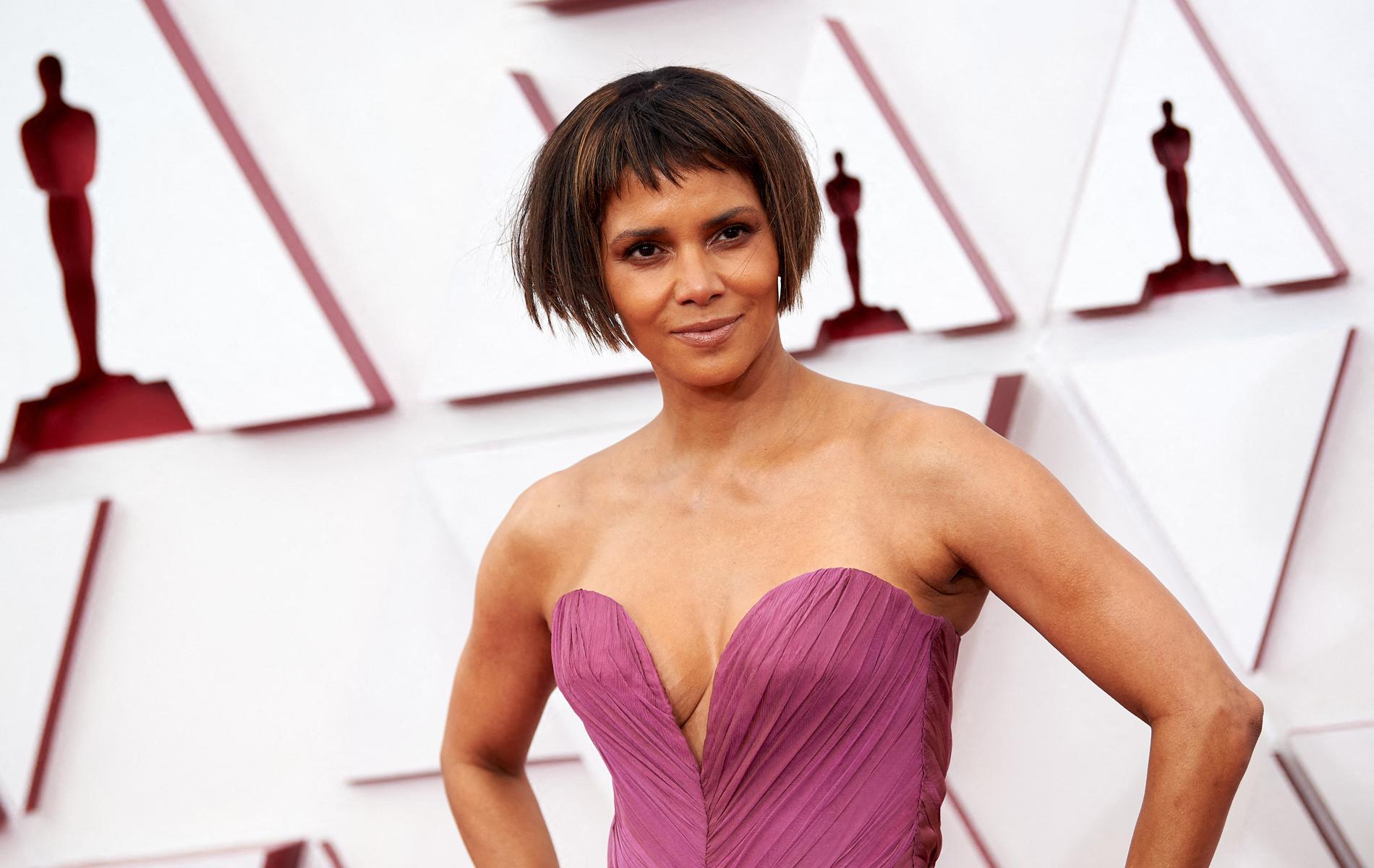 Moquee Pour Son Carre Frange Aux Oscars Halle Berry Reagit En Pleurant De Rire Madame Figaro