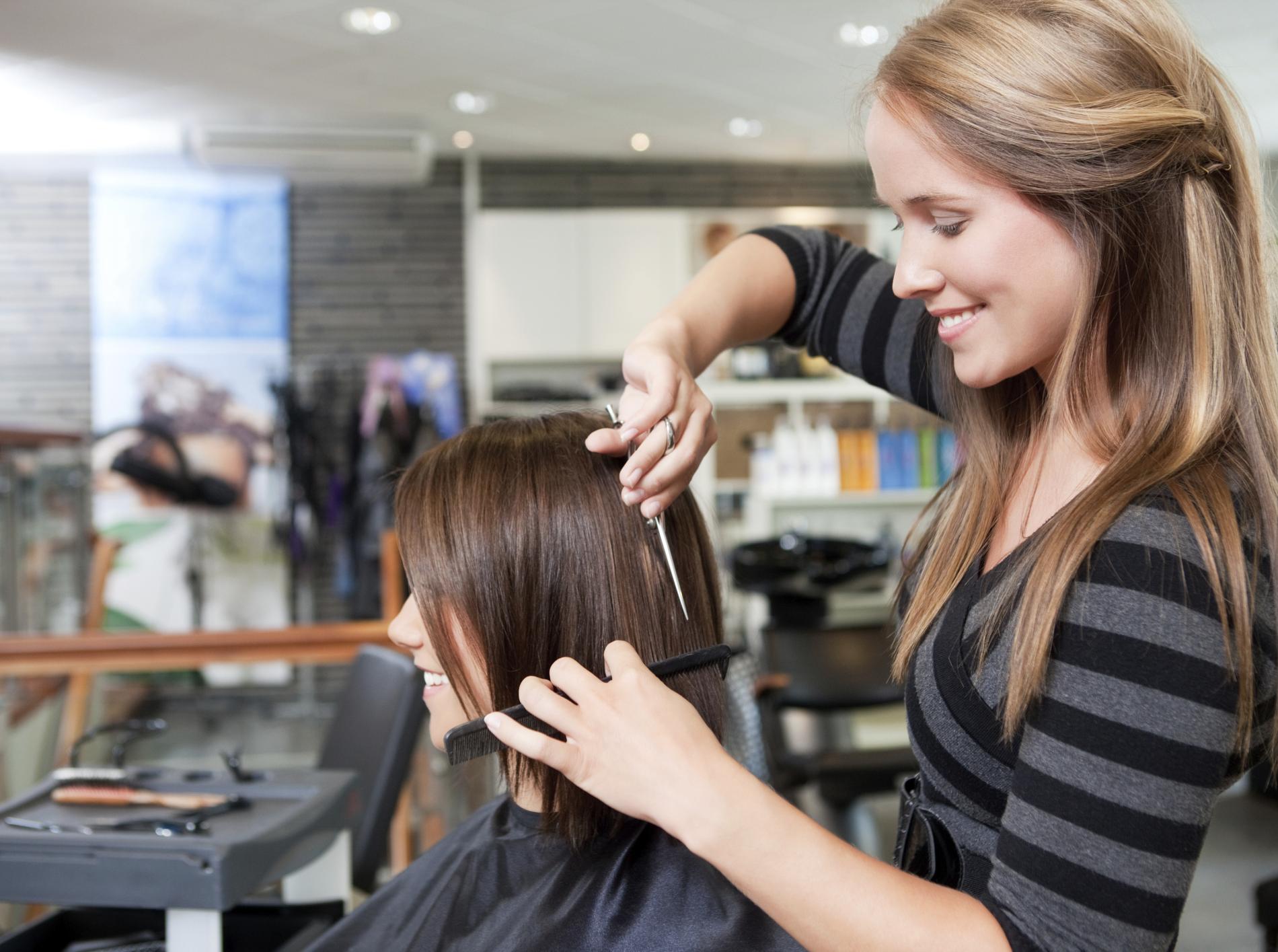 Rêver De Se Faire Coiffer Par Une Femme Couper et coiffer les cheveux d'un proche : comment faire ?