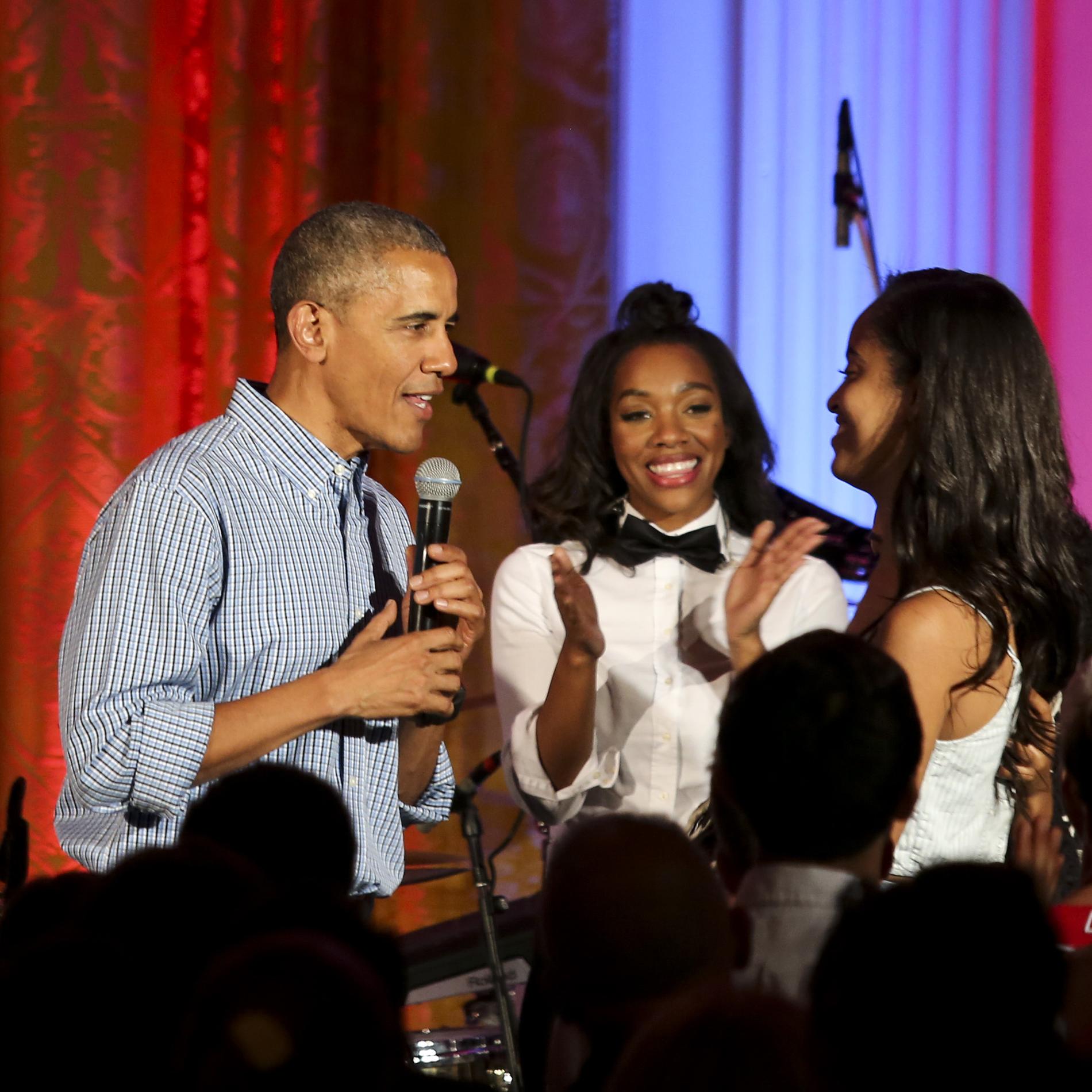 Barack Obama Chante Tres Mal Pour L Anniversaire De Sa Fille Malia