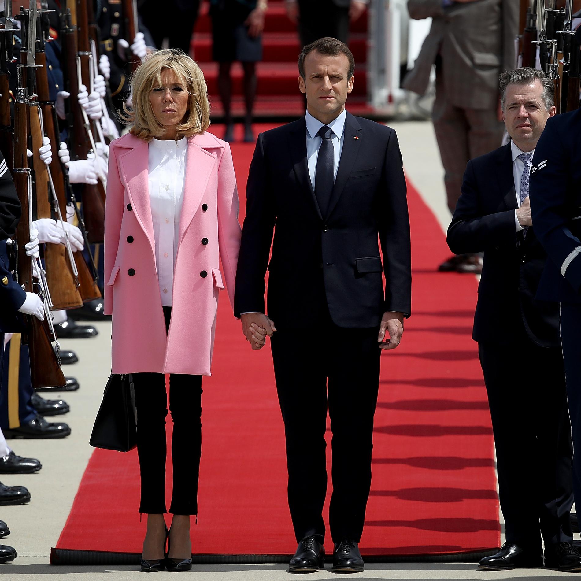 Le match mode de Brigitte Macron et Melania Trump - Les Macron arrivent aux États-Unis