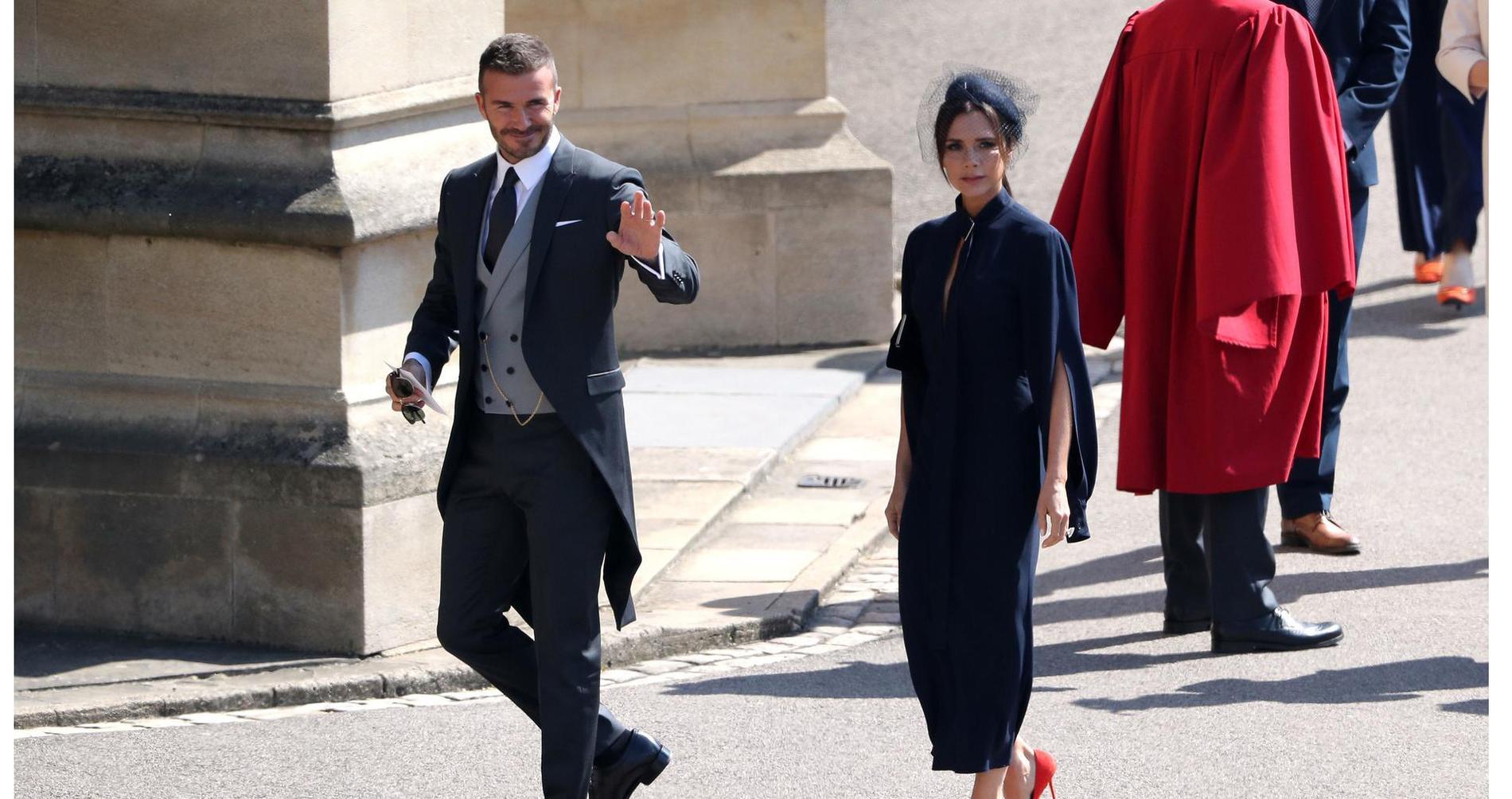 Smile Pedestrian There is a trend Victoria Beckham moquée sur Twitter pour sa tenue "d'enterrement" au royal  wedding