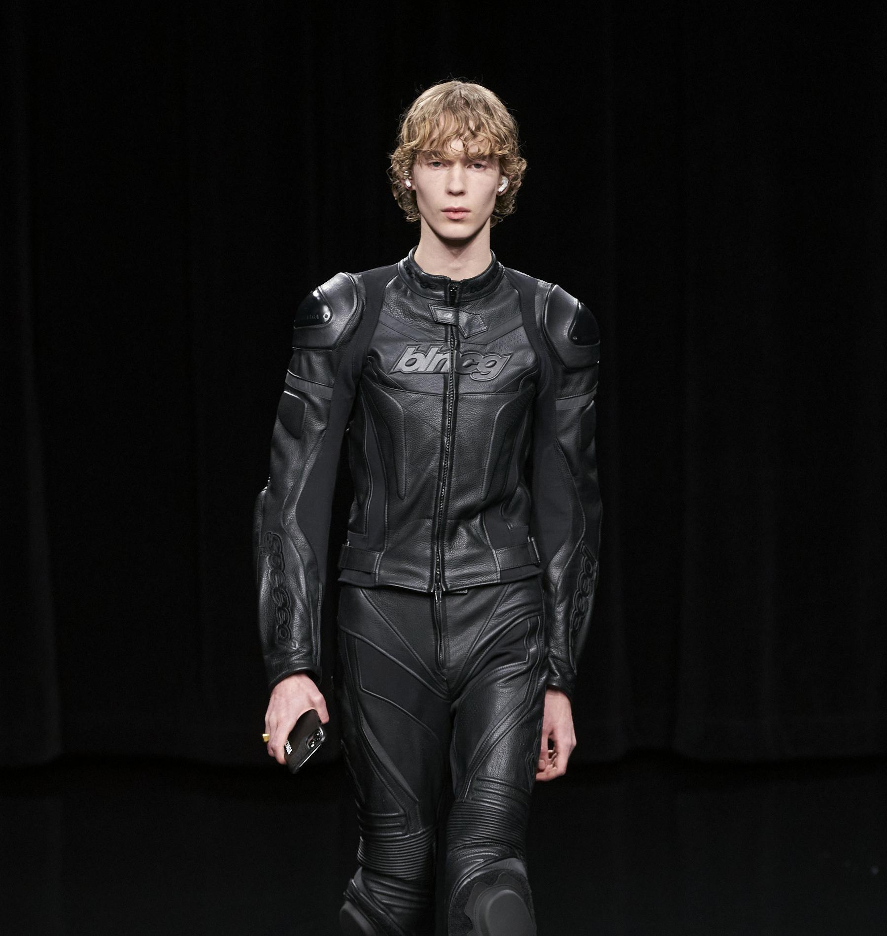 Balenciaga marche vers le futur avec son soulier \