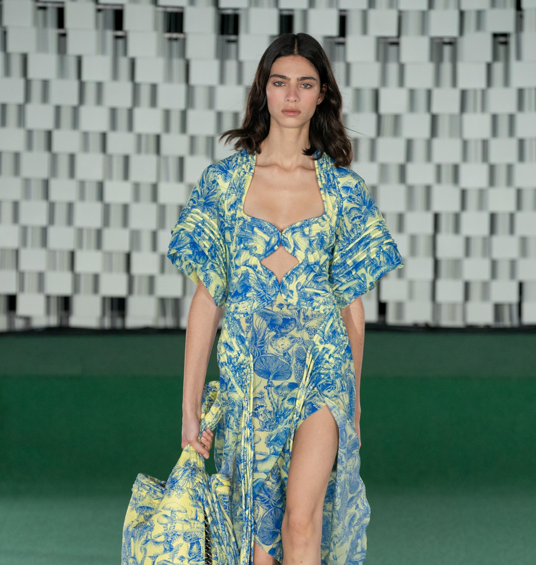 Street style, Natalia Vodianova arriving at Stella McCartney Spring Summer  2022 show, held at Espace Niemeyer, Paris, France, on October 4, 2021.  Photo by Marie-Paola Bertrand-Hillion/ABACAPRESS.COM Stock Photo - Alamy