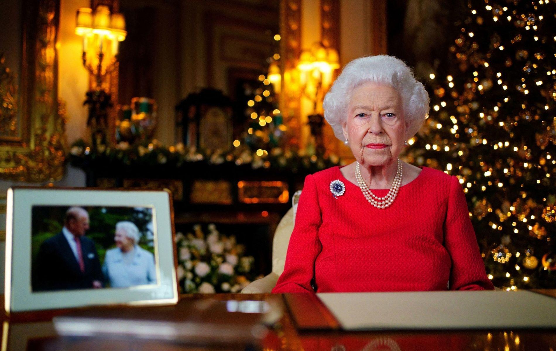 La broche du souvenir, une photo symbolique : Elizabeth II rendra hommage au prince Philip dans son discours de Noël