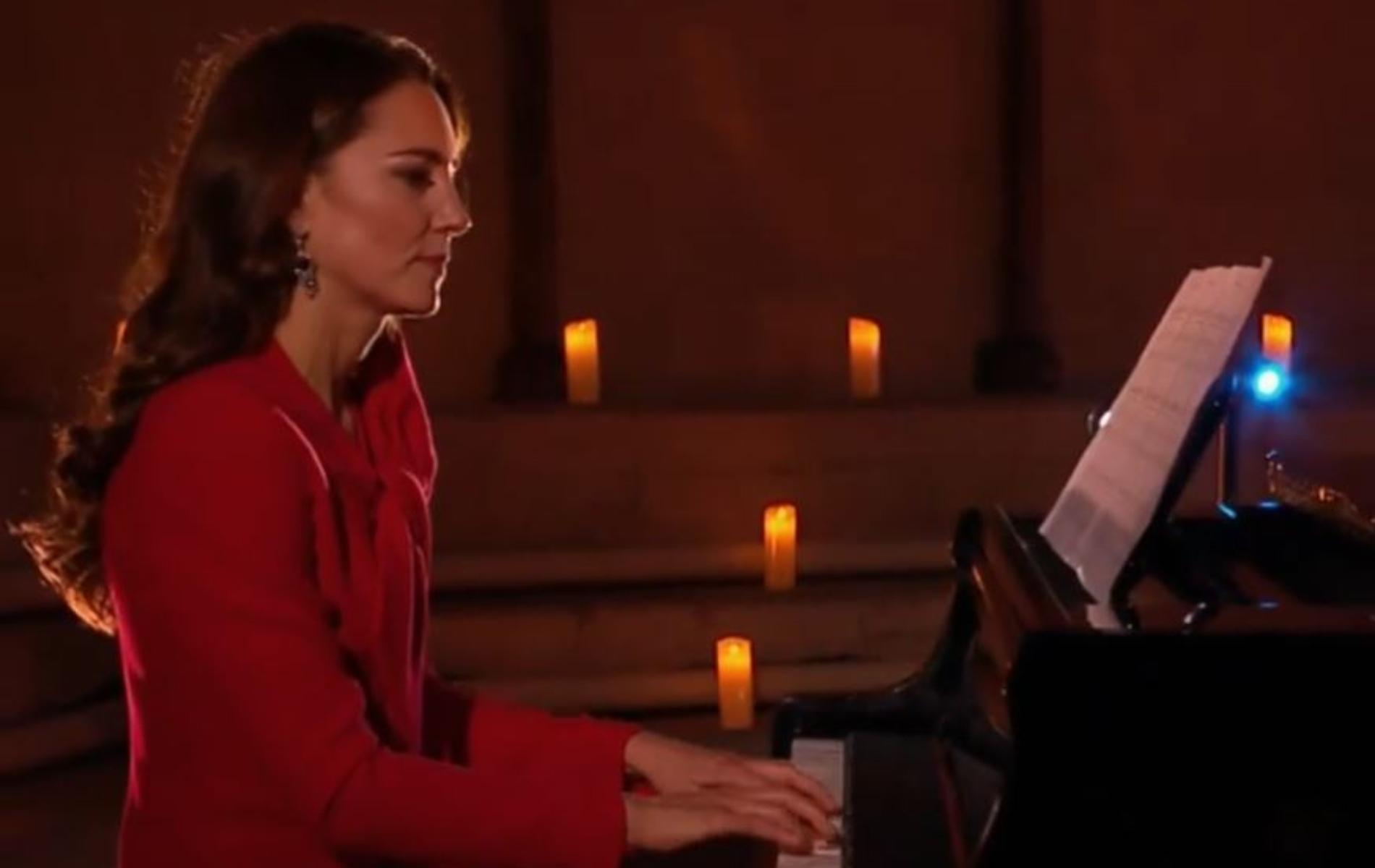 En images, Kate Middleton crée la surprise en jouant du piano lors du concert de Noël
