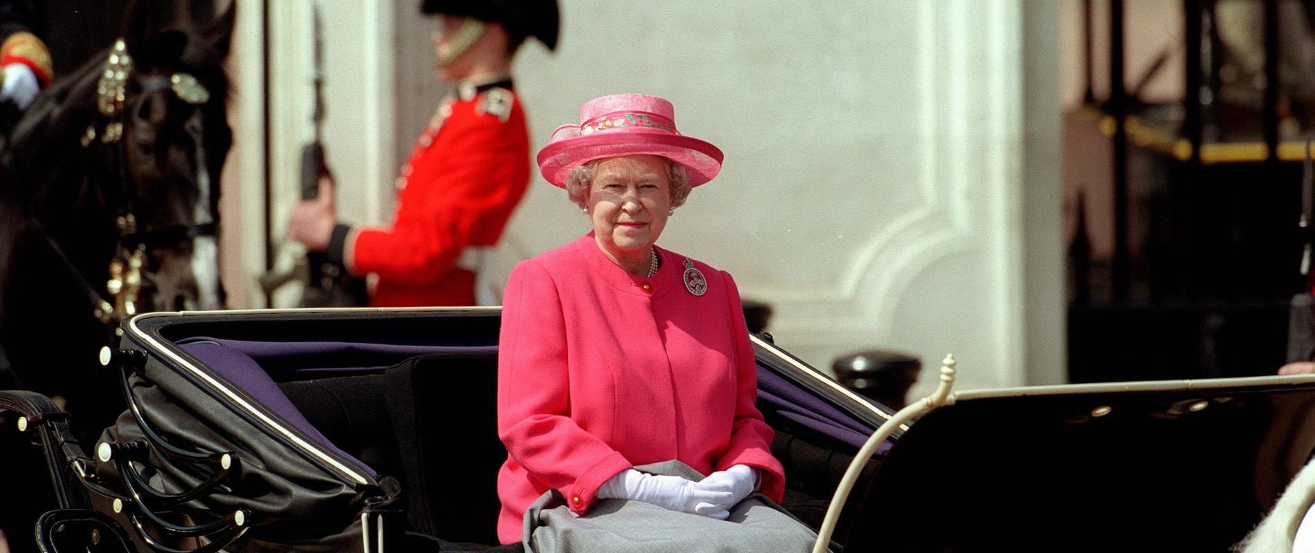 Decouvrez L Impressionnante Collection De Broches Precieuses De La Reine Elizabeth Ii Essentials
