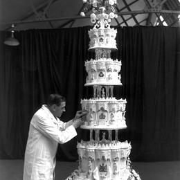 L Epoustouflant Gateau De Mariage De La Reine Elizabeth Ii Reproduit A La Perfection Cuisine Madame Figaro